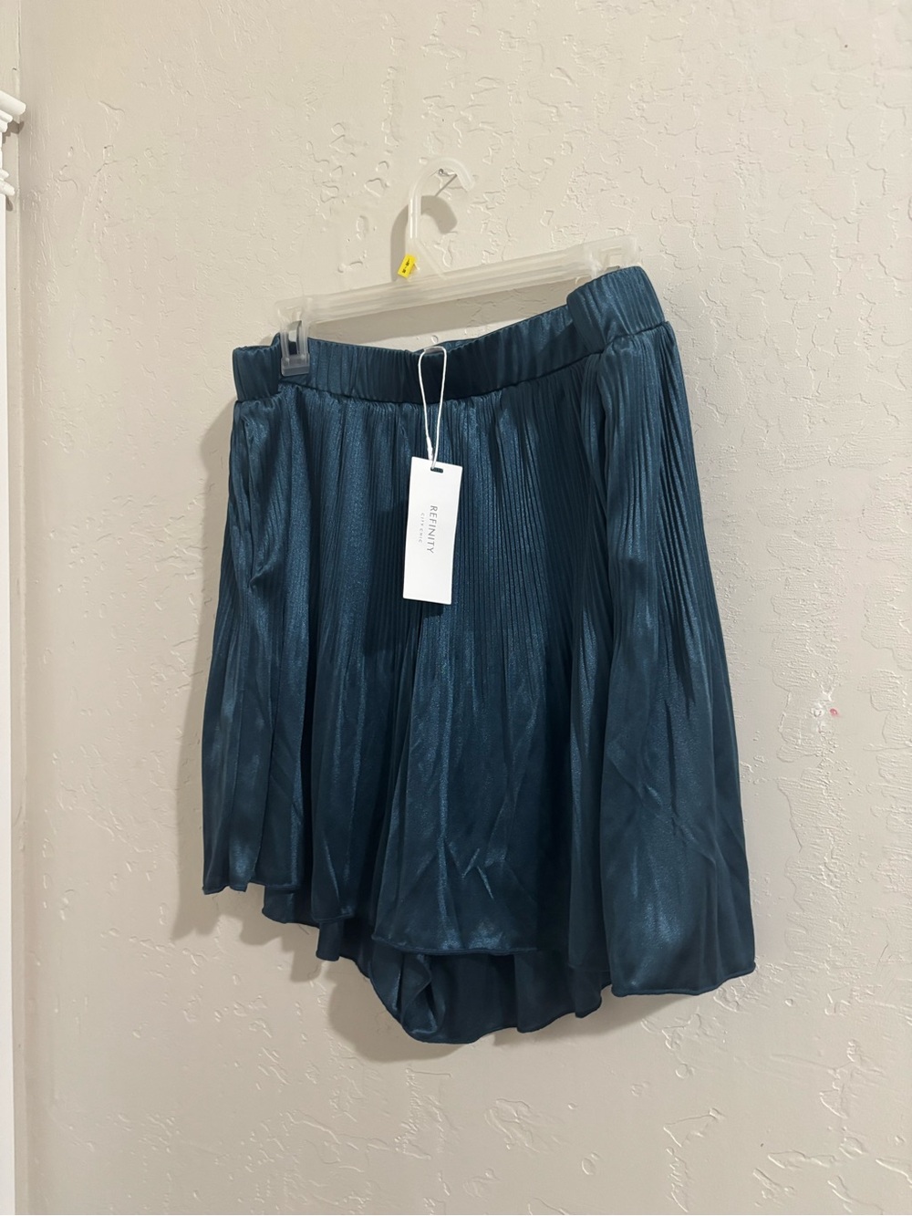 NWT Refinity City Chic silky pleated shorts